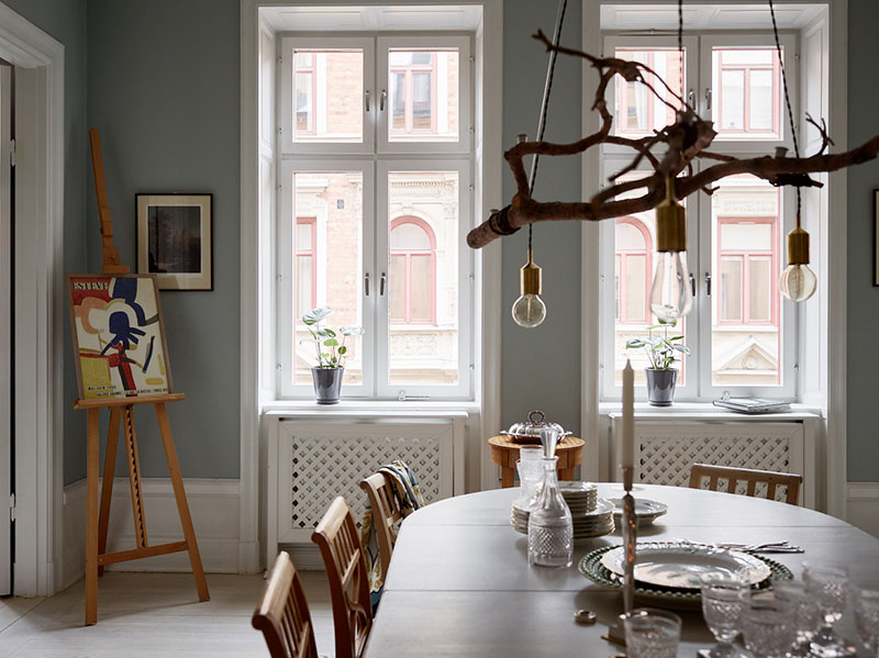 Стильная шведская квартира в прохладных тонах с классическими нотками