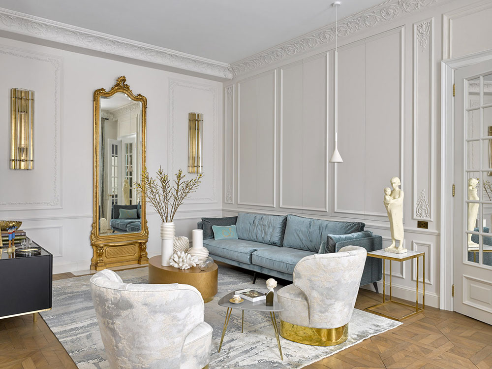 Большие окна, молдинги, золото: квартира в духе парижских апартаментов в Москве