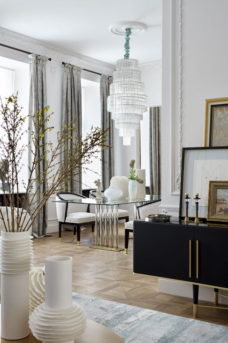 Большие окна, молдинги, золото: квартира в духе парижских апартаментов в Москве