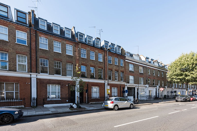 Стильная арендная квартира с черными стенами и классическим камином в Лондоне