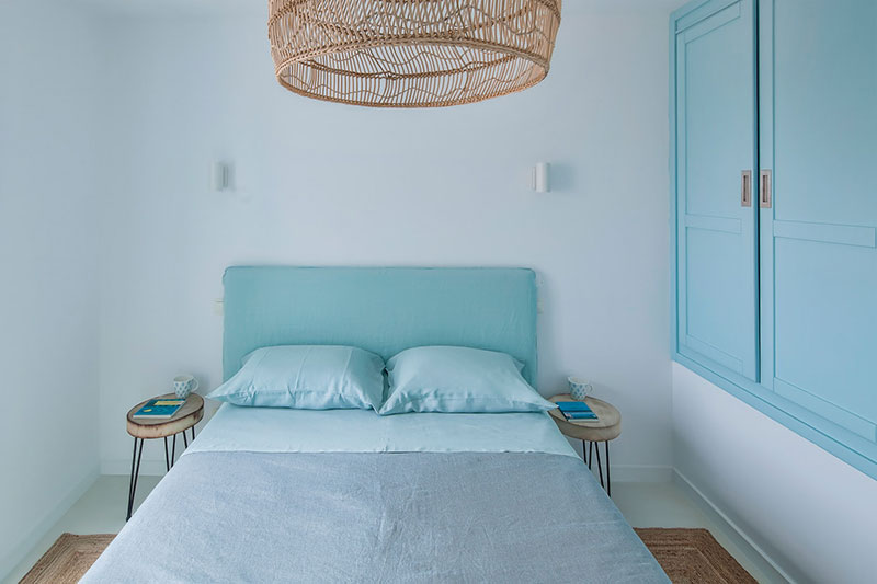 Dormitorio en azul y blanco