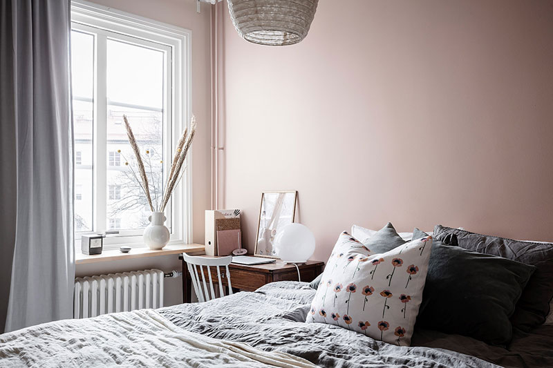Стокгольмская квартира с жизнерадостными обоями и розовой спальней (58 кв. м)