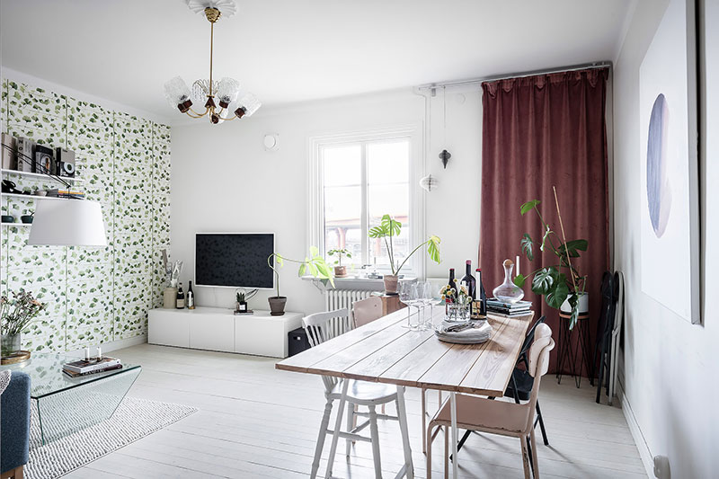 Стокгольмская квартира с жизнерадостными обоями и розовой спальней (58 кв. м)