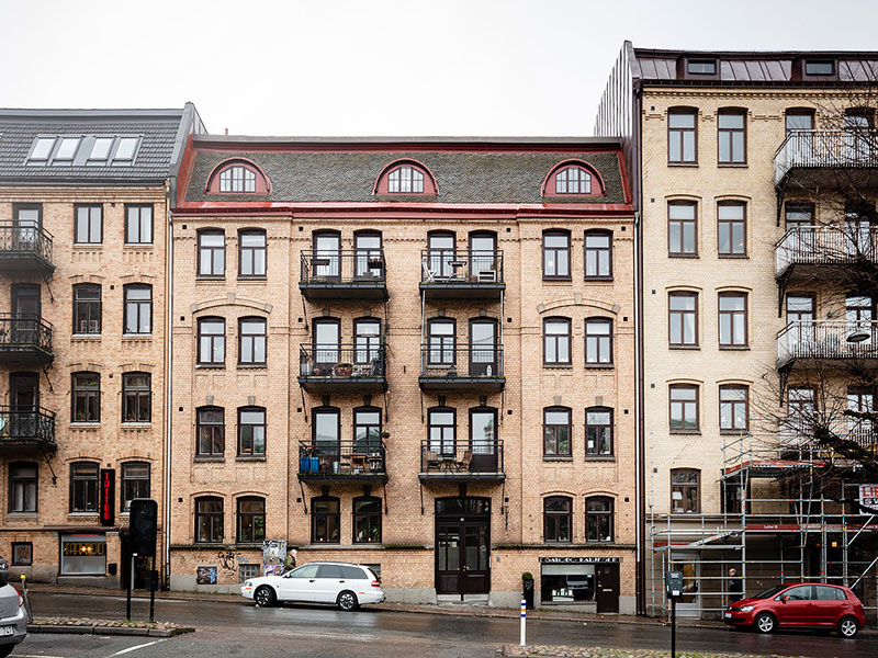 Скандинавская квартира с темными обоями и сложной планировкой (62 кв. м)