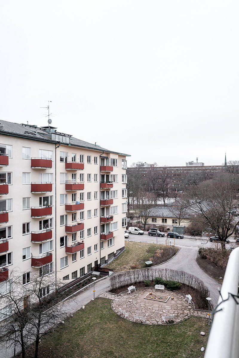 Маленькая шведская квартира с крохотной спальней и черными стенами (42 кв. м)