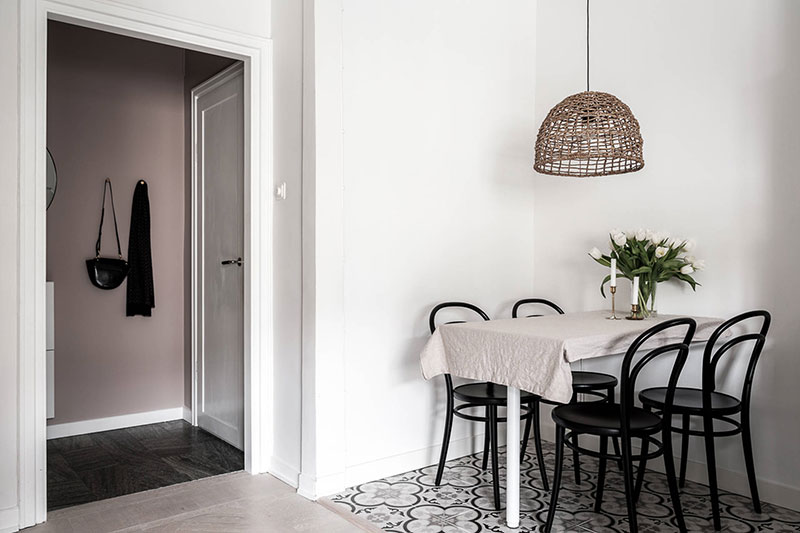 Маленькая шведская квартира с крохотной спальней и черными стенами (42 кв. м)