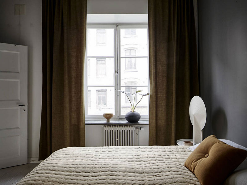 Класс! Желтый диван и темно-серая спальня: современная скандинавская квартира