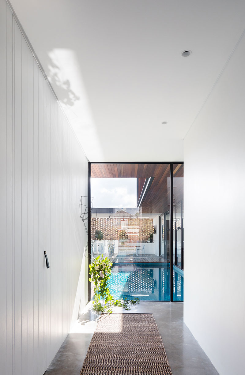 Класс! Современный особняк со стеклянными стенами и лофт-деталями в Австралии
