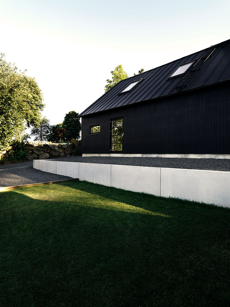 Класс! Стильный интерьер деревянного коттеджа в темных тонах в Швеции