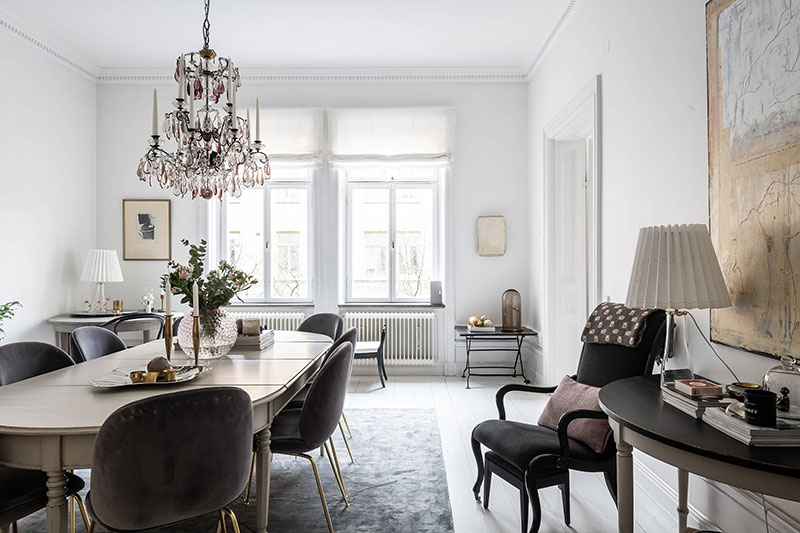 Класс! Белая элегантность с золотыми акцентами в интерьере квартиры в Стокгольме