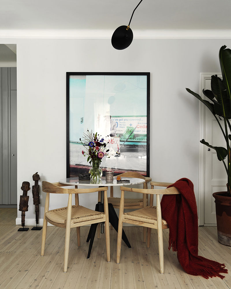 Класс! Стильные интерьеры и яркий текстиль: небольшая квартира для мужчины в Стокгольме (40 кв. м)