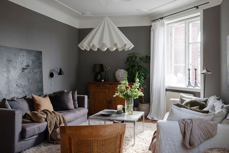 Класс! Обилие текстиля в красивой шведской квартире с темными стенами (76 кв. м)