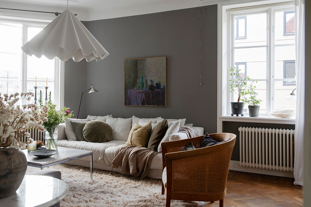 Класс! Обилие текстиля в красивой шведской квартире с темными стенами (76 кв. м)