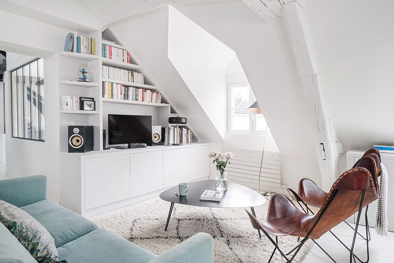 Класс! Белая мансардная квартира с голубым диваном в Париже
