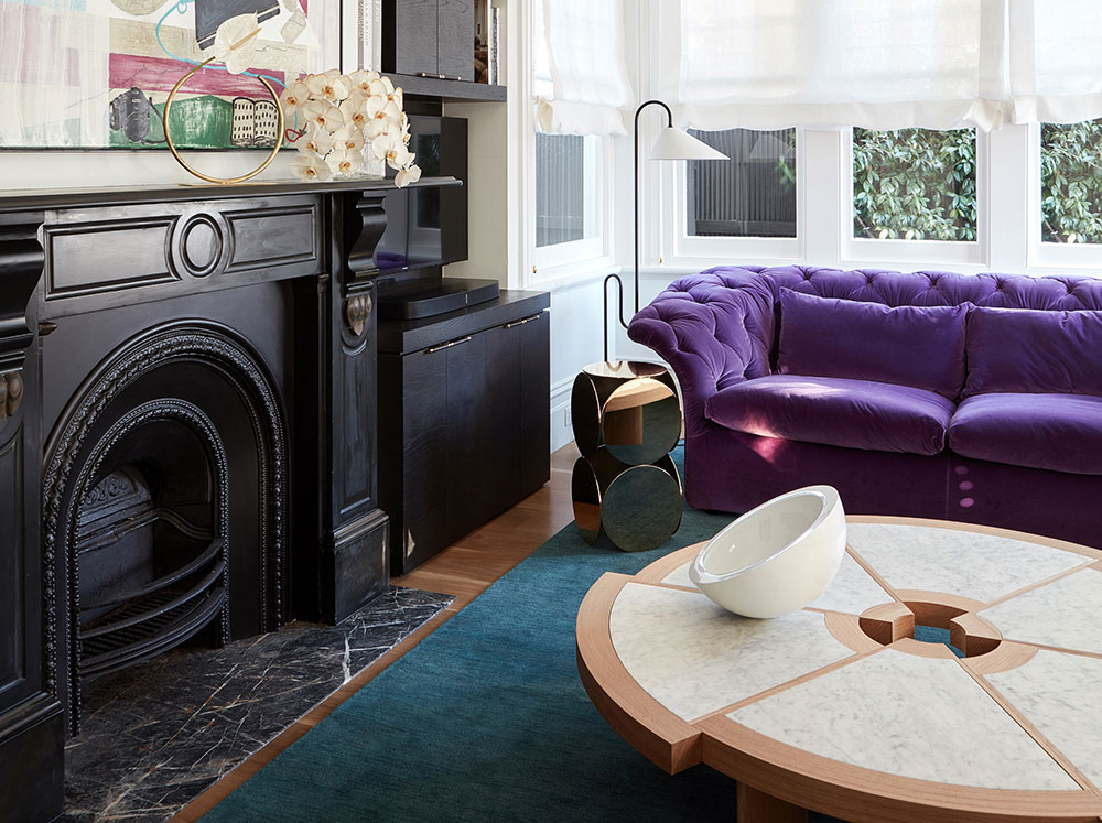 Класс! Фиолетовый диван и множество картин: неординарный интерьер в Австралии