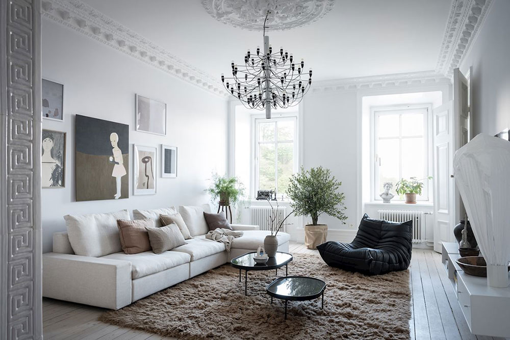 Класс! Великолепная белая квартира с живыми деревьями в качестве декора в Гетеборге