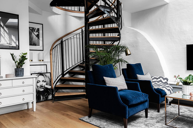 Класс! Синий диван и винтовая лестница: двухуровневая квартира в Стокгольме (61 кв.м)
