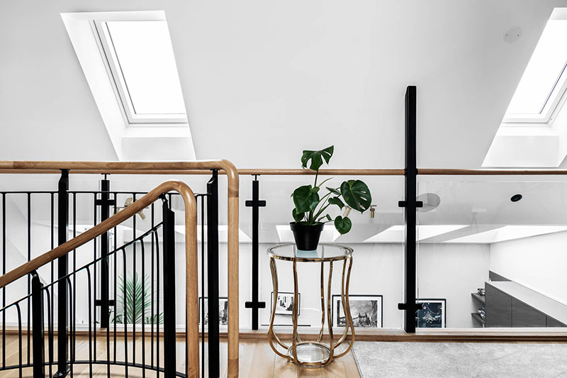 Класс! Синий диван и винтовая лестница: двухуровневая квартира в Стокгольме (61 кв.м)