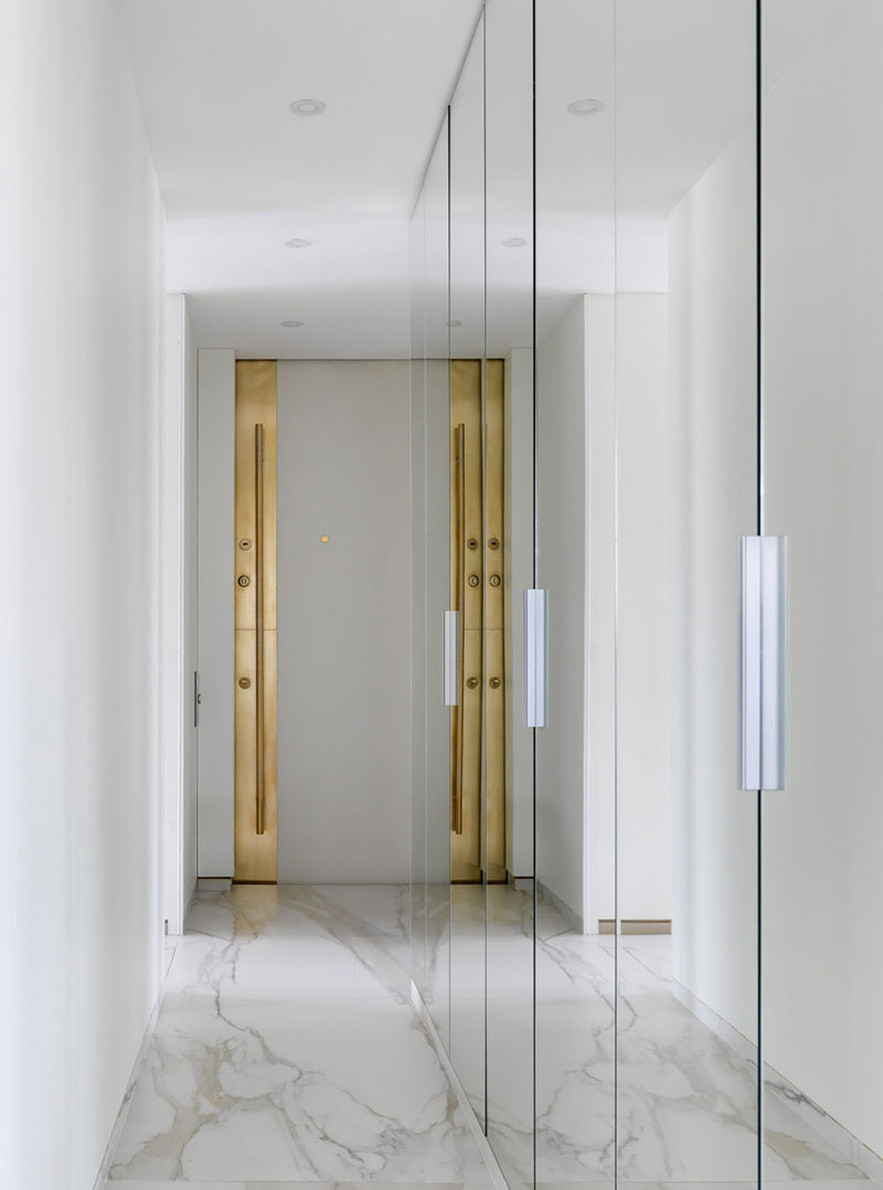 белые двери в интерьере квартиры