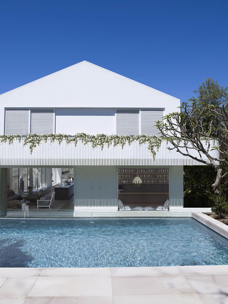 Класс! Современная вилла с бассейном и белоснежными интерьерами на побережье в Австралии