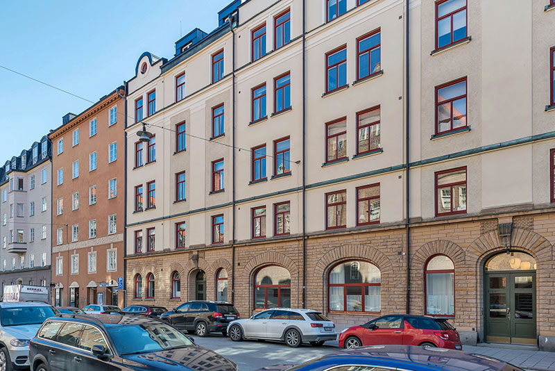 Класс! Тёмный скандинавский интерьер с красочными стильными деталями в Стокгольме (109 кв. м)