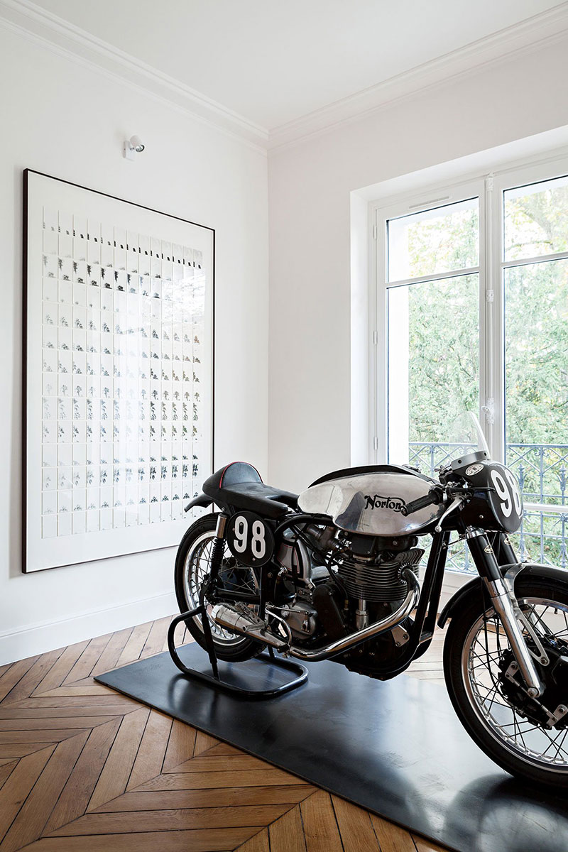 Класс! Современные апартаменты в Париже с интересным камином и мотоциклом в интерьере