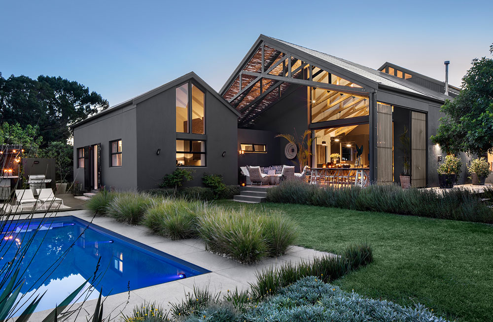 Класс! Темный снаружи, светлый внутри: великолепный дом с бассейном в Кейптауне