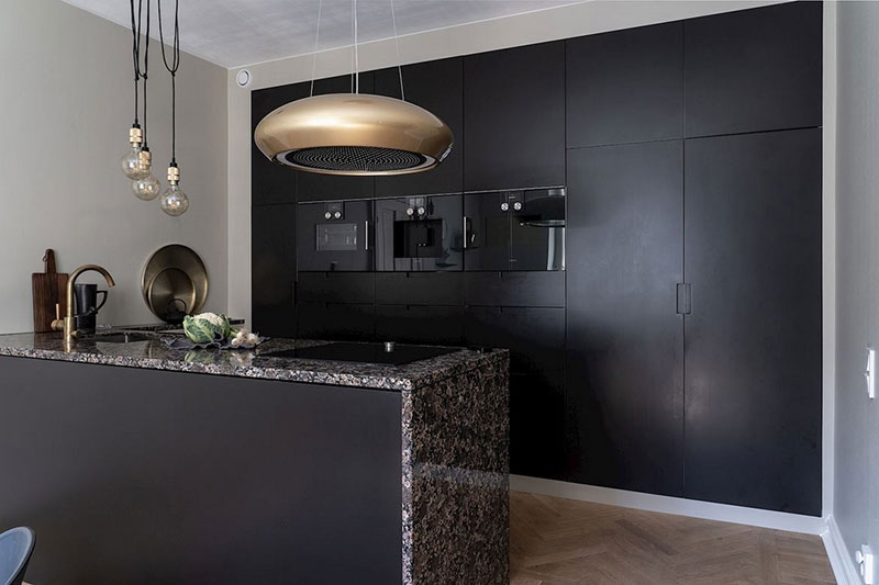 Класс! Чёрная кухня и яркая мебель: изысканная современная классика в Стокгольме