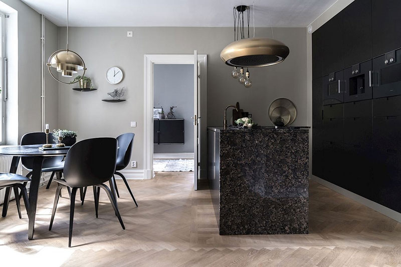 Класс! Чёрная кухня и яркая мебель: изысканная современная классика в Стокгольме