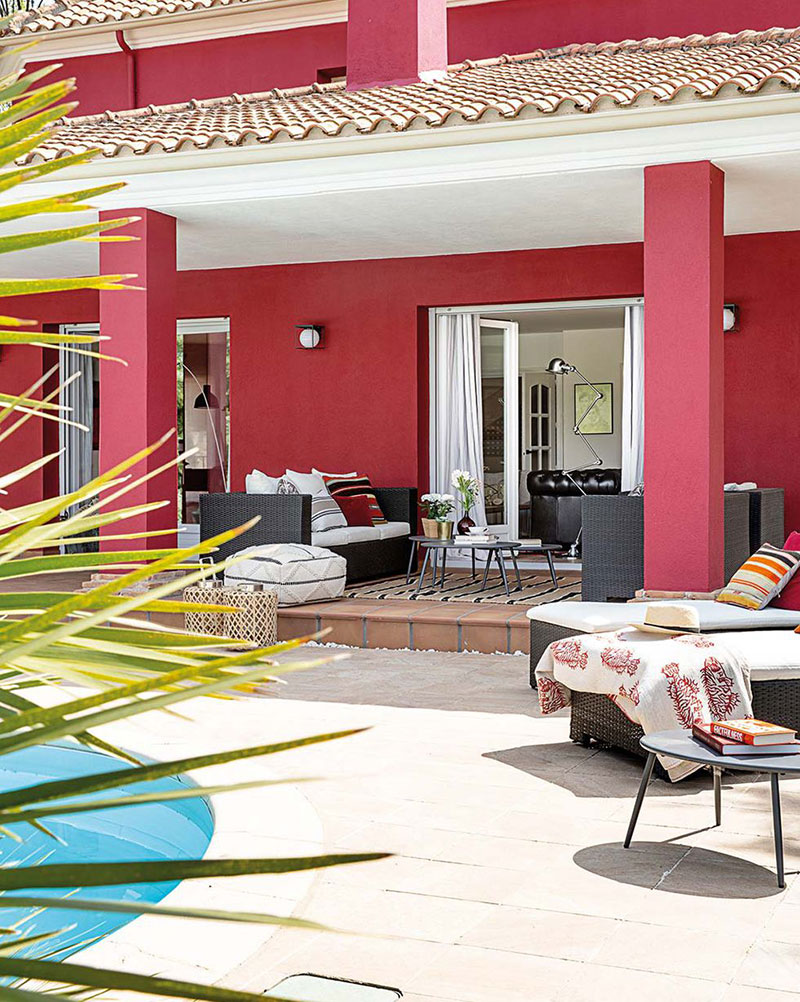 Класс! Курортный дом с красным фасадом и бассейном в Испании