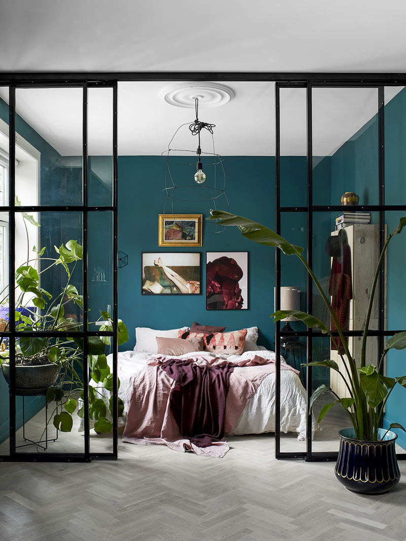 Класс! Гостиная и спальня в одном: маленькая квартира-трансформер в смелых цветах в Норвегии