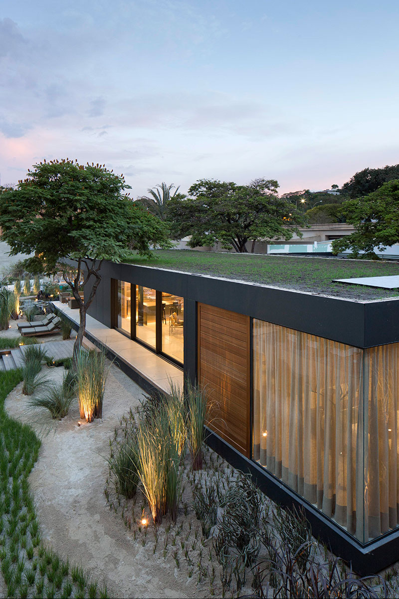 Класс! Современный дизайн в полной гармонии с природой: одноэтажный дом в Бразилии площадью 200 кв. м