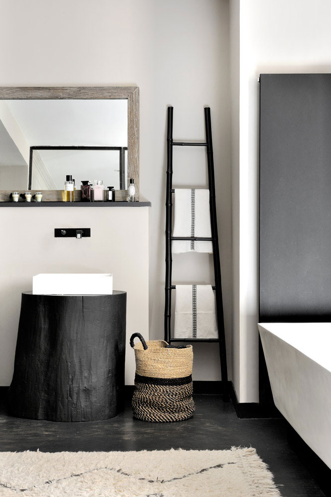 Класс! Чёрная кухня и интересная ванная в интерьере парижской квартиры