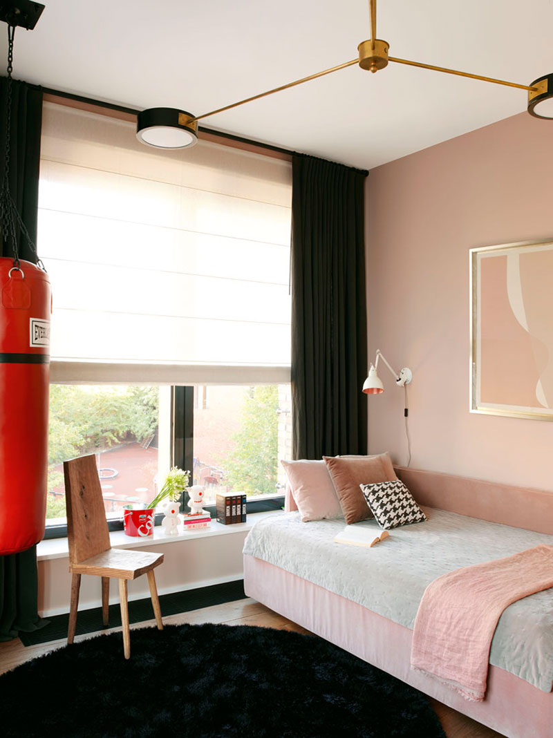Класс! Клетчатый диван и яркие краски в дизайне современной квартиры в Москве