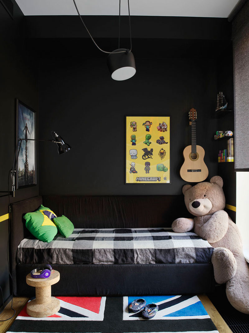 Класс! Клетчатый диван и яркие краски в дизайне современной квартиры в Москве