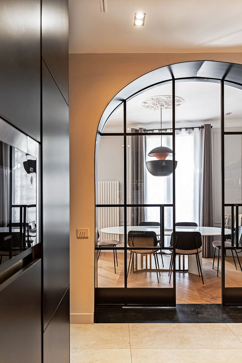 Класс! Лепнина и стеклянные перегородки: модный дизайн старинной квартиры в Барселоне