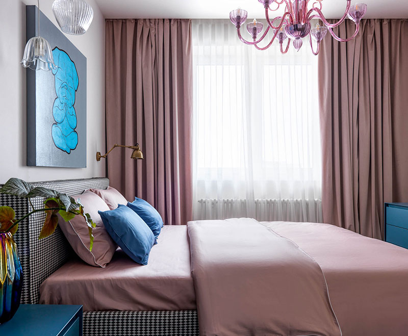 Класс! Розовый диван, синие стены и яркая плитка: игривый дизайн квартиры в Москве