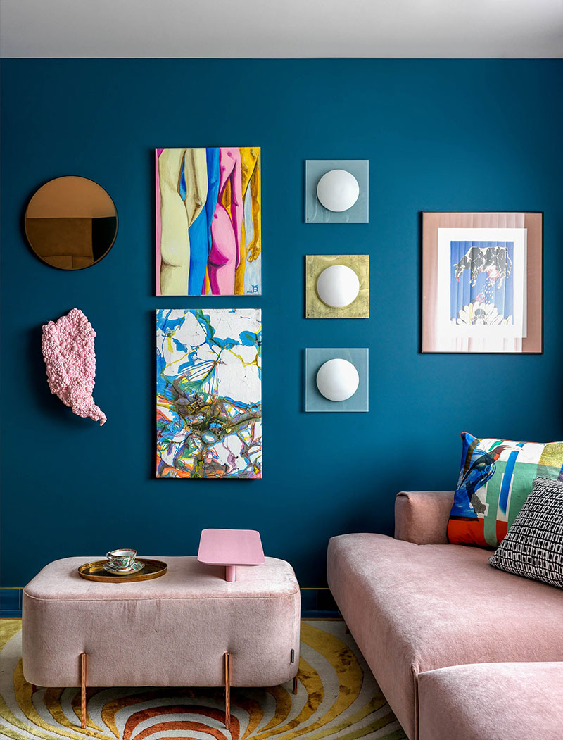 Класс! Розовый диван, синие стены и яркая плитка: игривый дизайн квартиры в Москве