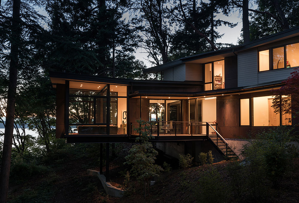 Класс! Потрясающий современный дом у озера в окружении деревьев в США