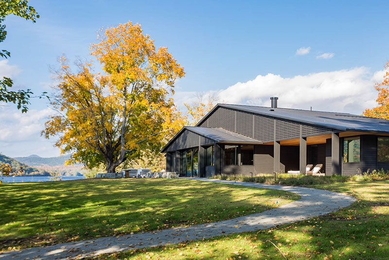 Класс! Современный дом с красивой территорией у озера в США