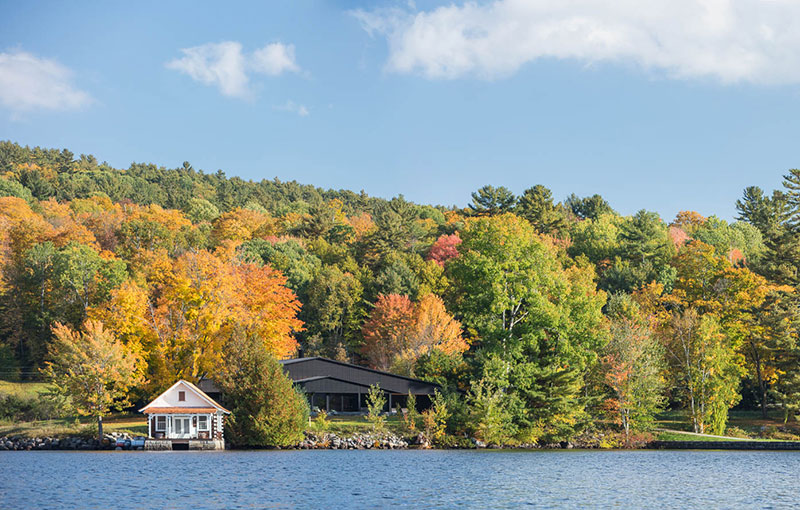 Класс! Современный дом с красивой территорией у озера в США