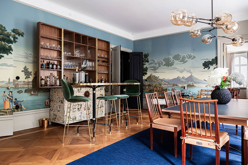 Класс! Удивительная квартира с мини-баром и настенным панно в королевском доме в Швеции