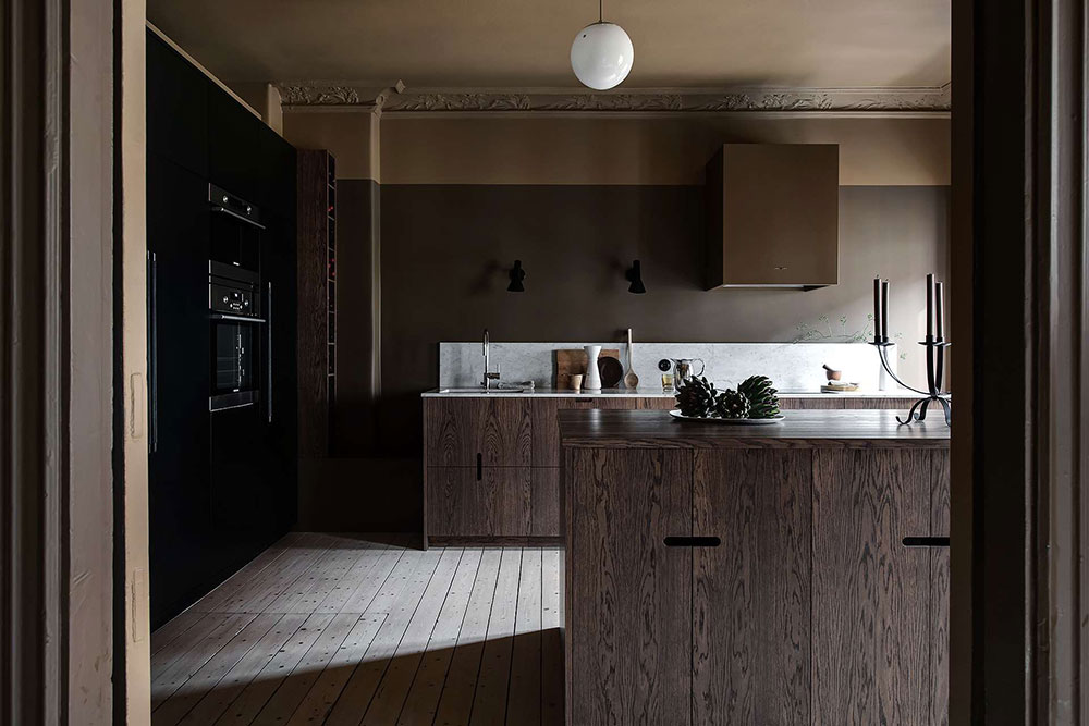 Класс! Кухонная драма: скандинавская квартира с атмосферной темной кухней