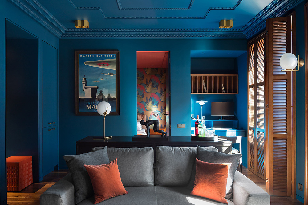 Глубокий синий в небольшой квартире дизайнера в Москве (55 кв. м)