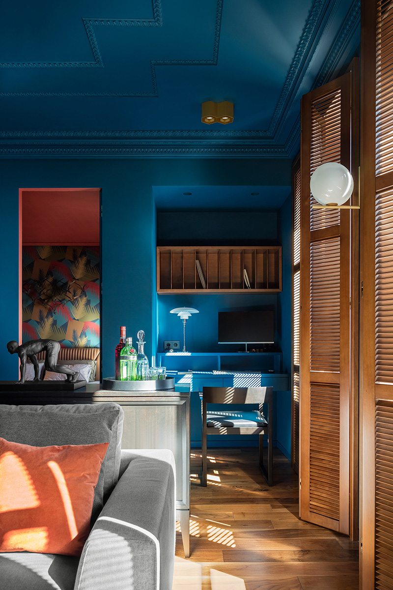 Глубокий синий в небольшой квартире дизайнера в Москве (55 кв. м)