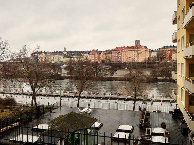 Маленькая серая квартира с видом на залив в Стокгольме (40 кв. м)