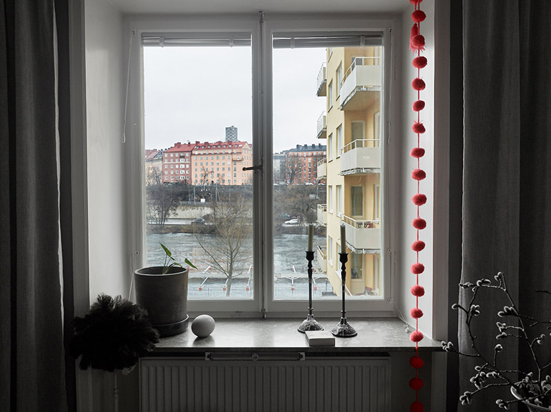 Маленькая серая квартира с видом на залив в Стокгольме (40 кв. м)