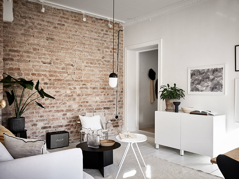 Кирпичная стена и декоративная штукатурка: дизайн небольшой скандинавской квартиры с изюминкой (54 кв. м)