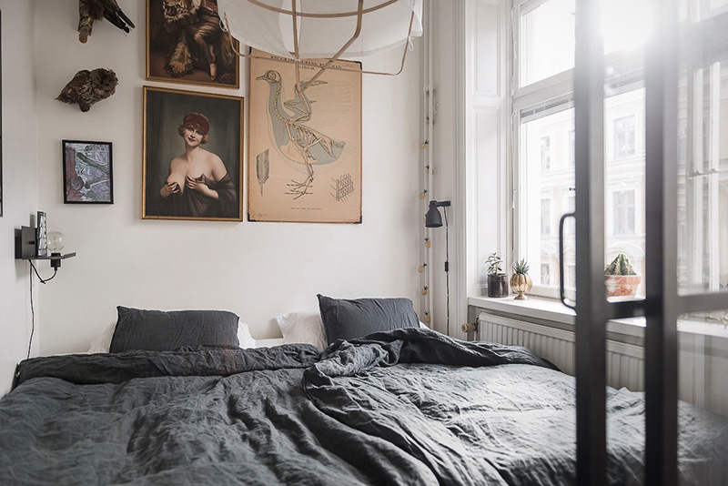 Шведская квартира с крохотной спальней и смелыми обоями (73 кв. м)