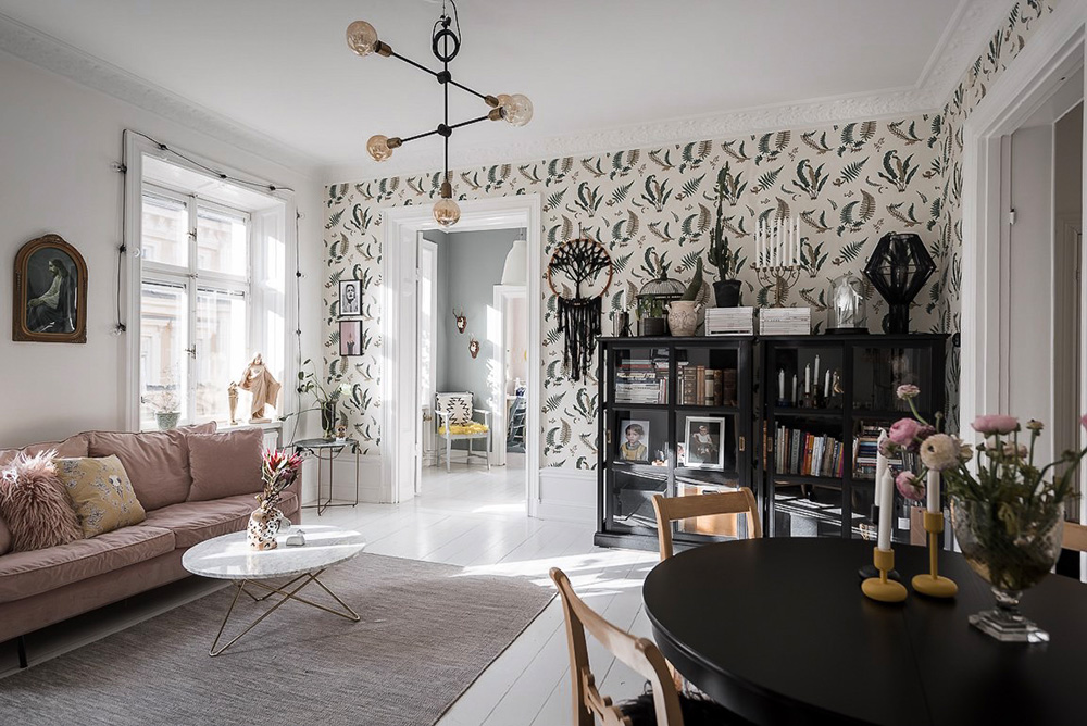 Шведская квартира с крохотной спальней и смелыми обоями (73 кв. м)